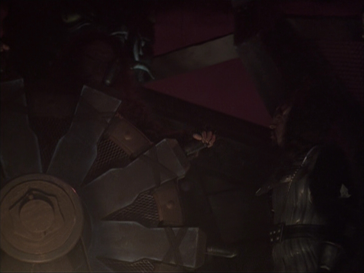 extant_StarTrek_VOY_6x03-BargeOfTheDead_01339.jpg