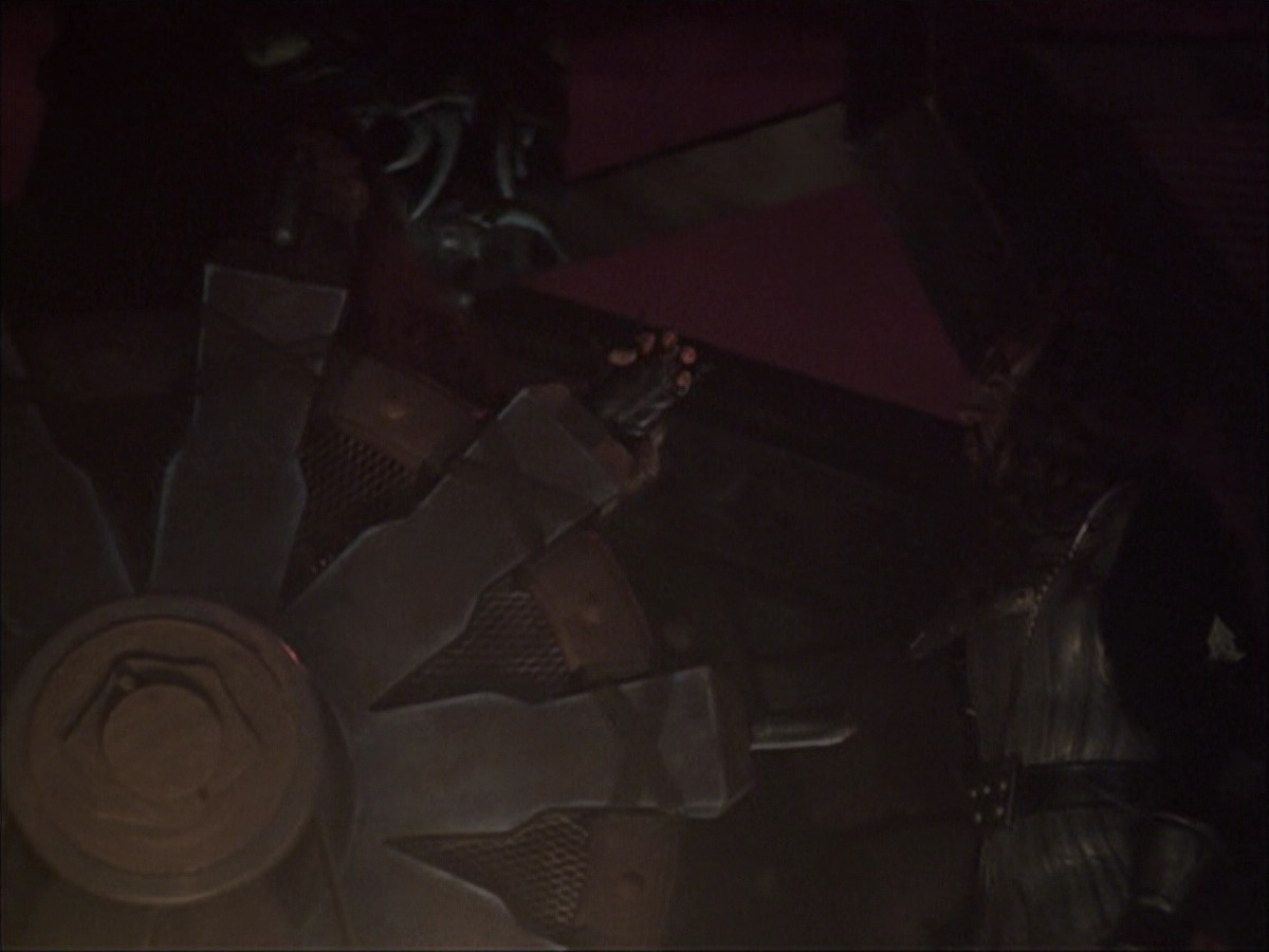 extant_StarTrek_VOY_6x03-BargeOfTheDead_01341.jpg