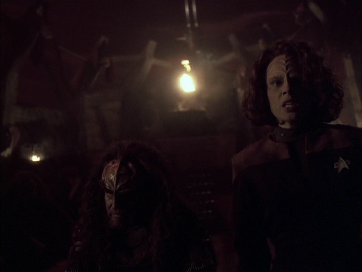 extant_StarTrek_VOY_6x03-BargeOfTheDead_01344.jpg