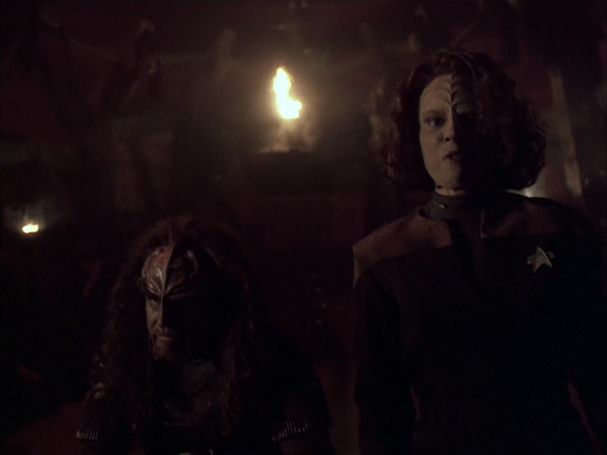 extant_StarTrek_VOY_6x03-BargeOfTheDead_01345.jpg