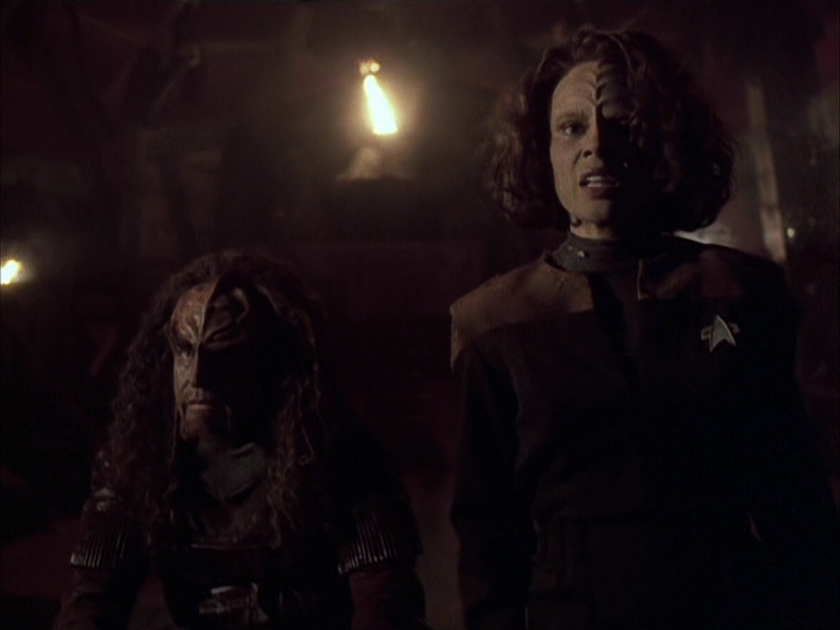 extant_StarTrek_VOY_6x03-BargeOfTheDead_01346.jpg