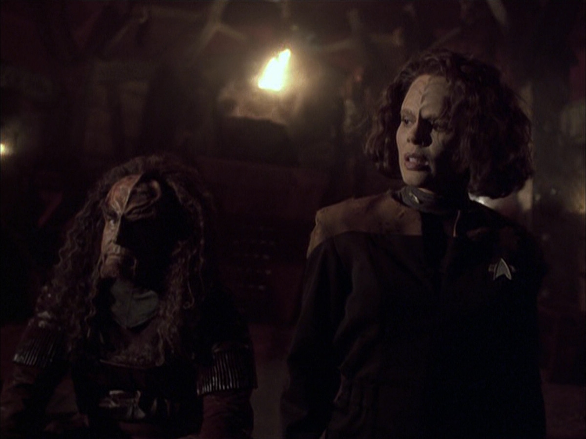 extant_StarTrek_VOY_6x03-BargeOfTheDead_01352.jpg