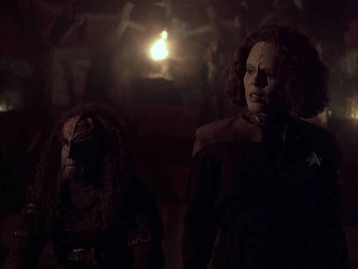 extant_StarTrek_VOY_6x03-BargeOfTheDead_01354.jpg