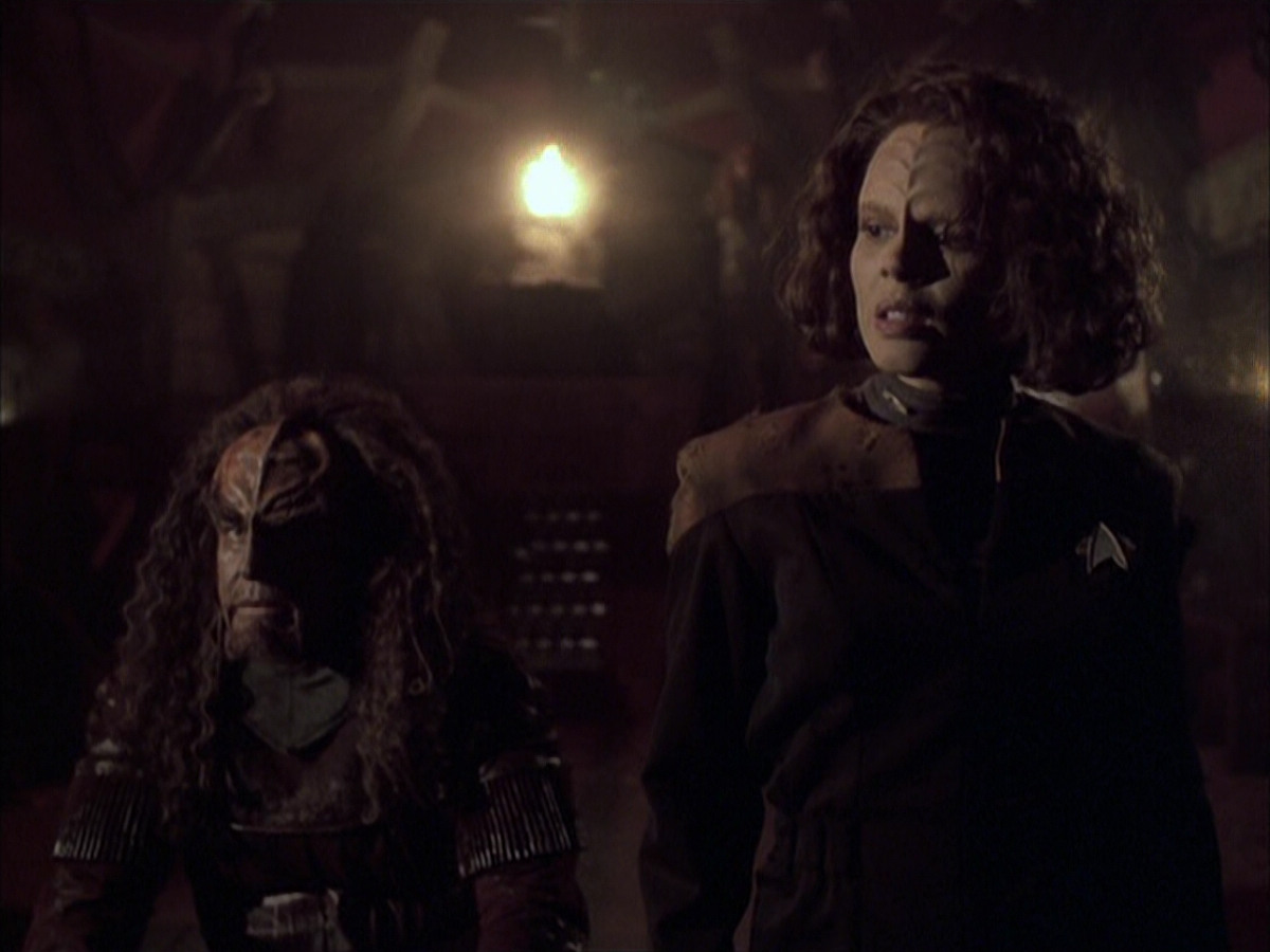 extant_StarTrek_VOY_6x03-BargeOfTheDead_01355.jpg
