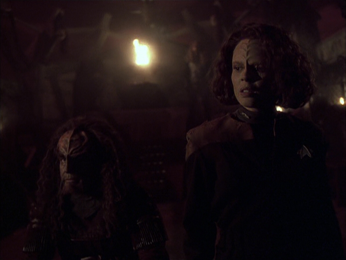 extant_StarTrek_VOY_6x03-BargeOfTheDead_01357.jpg