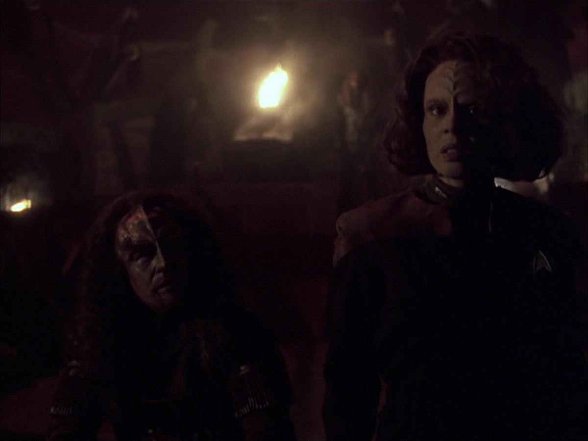 extant_StarTrek_VOY_6x03-BargeOfTheDead_01364.jpg