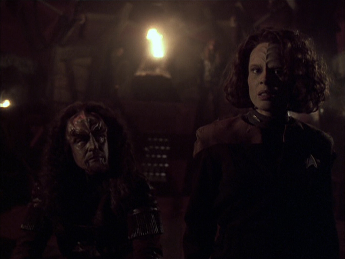 extant_StarTrek_VOY_6x03-BargeOfTheDead_01366.jpg