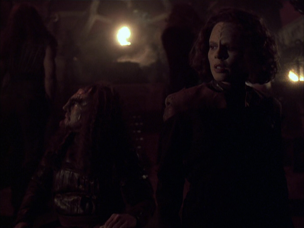 extant_StarTrek_VOY_6x03-BargeOfTheDead_01376.jpg