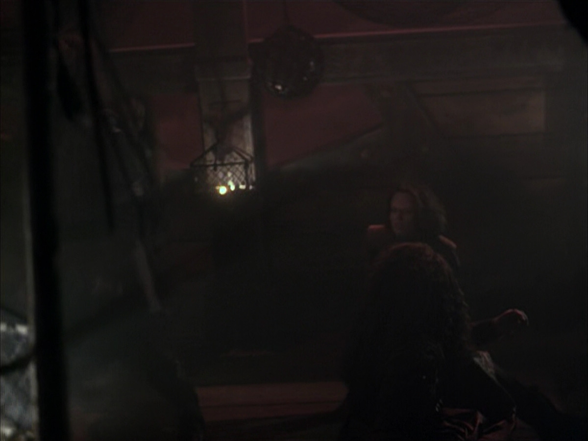extant_StarTrek_VOY_6x03-BargeOfTheDead_01379.jpg