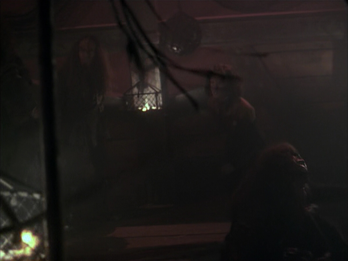 extant_StarTrek_VOY_6x03-BargeOfTheDead_01380.jpg