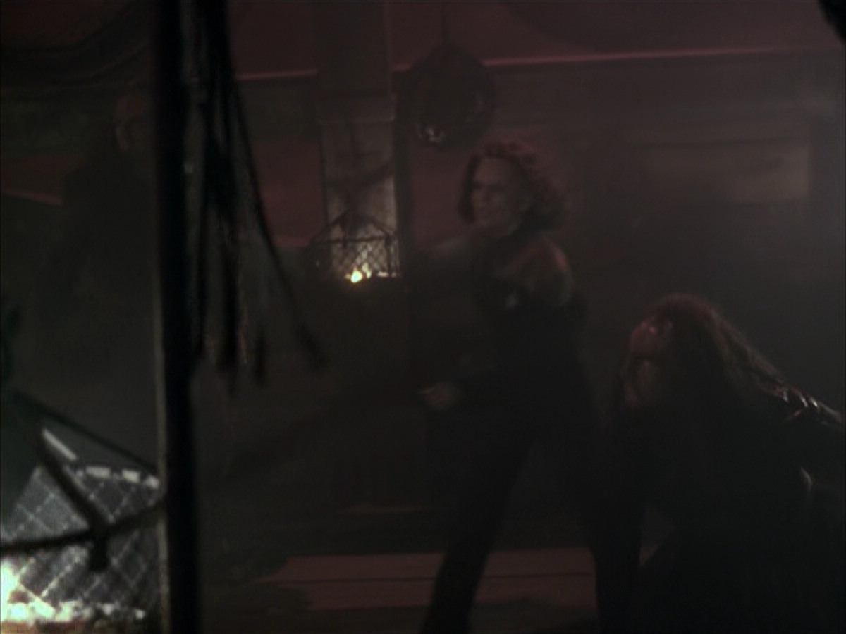 extant_StarTrek_VOY_6x03-BargeOfTheDead_01381.jpg