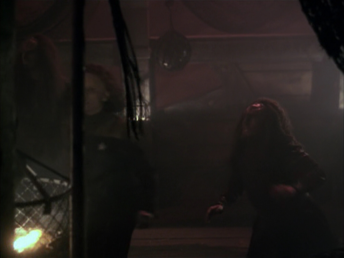 extant_StarTrek_VOY_6x03-BargeOfTheDead_01382.jpg