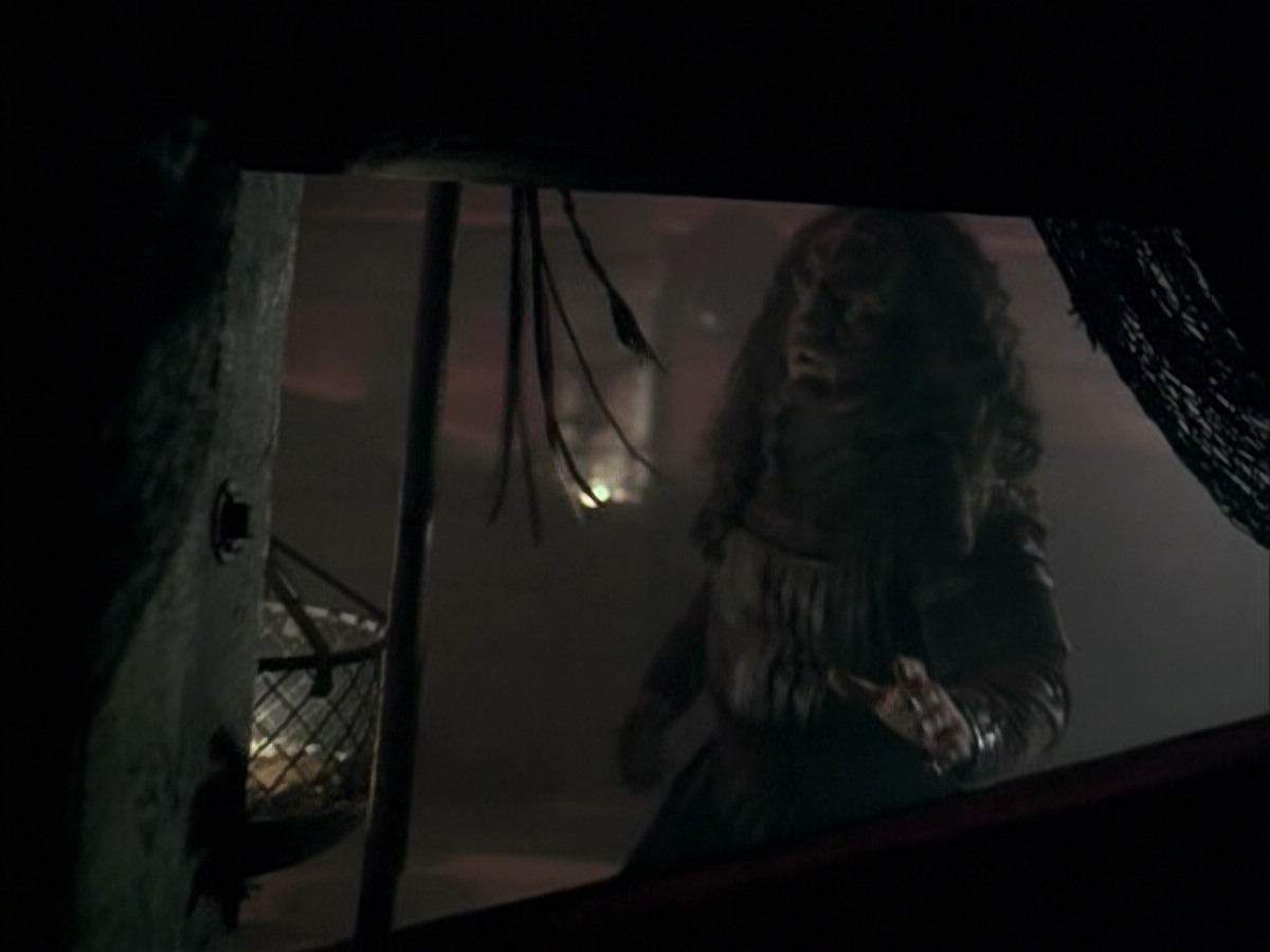 extant_StarTrek_VOY_6x03-BargeOfTheDead_01385.jpg