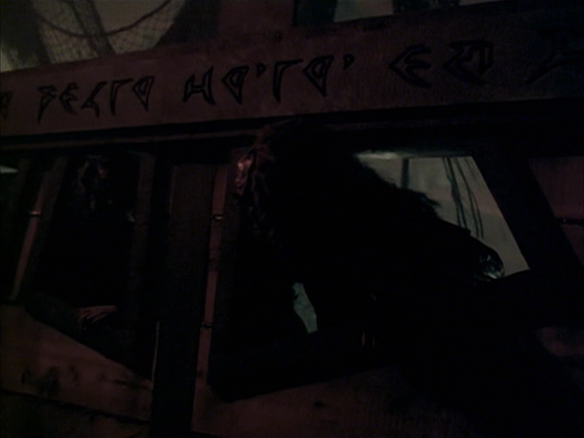 extant_StarTrek_VOY_6x03-BargeOfTheDead_01389.jpg