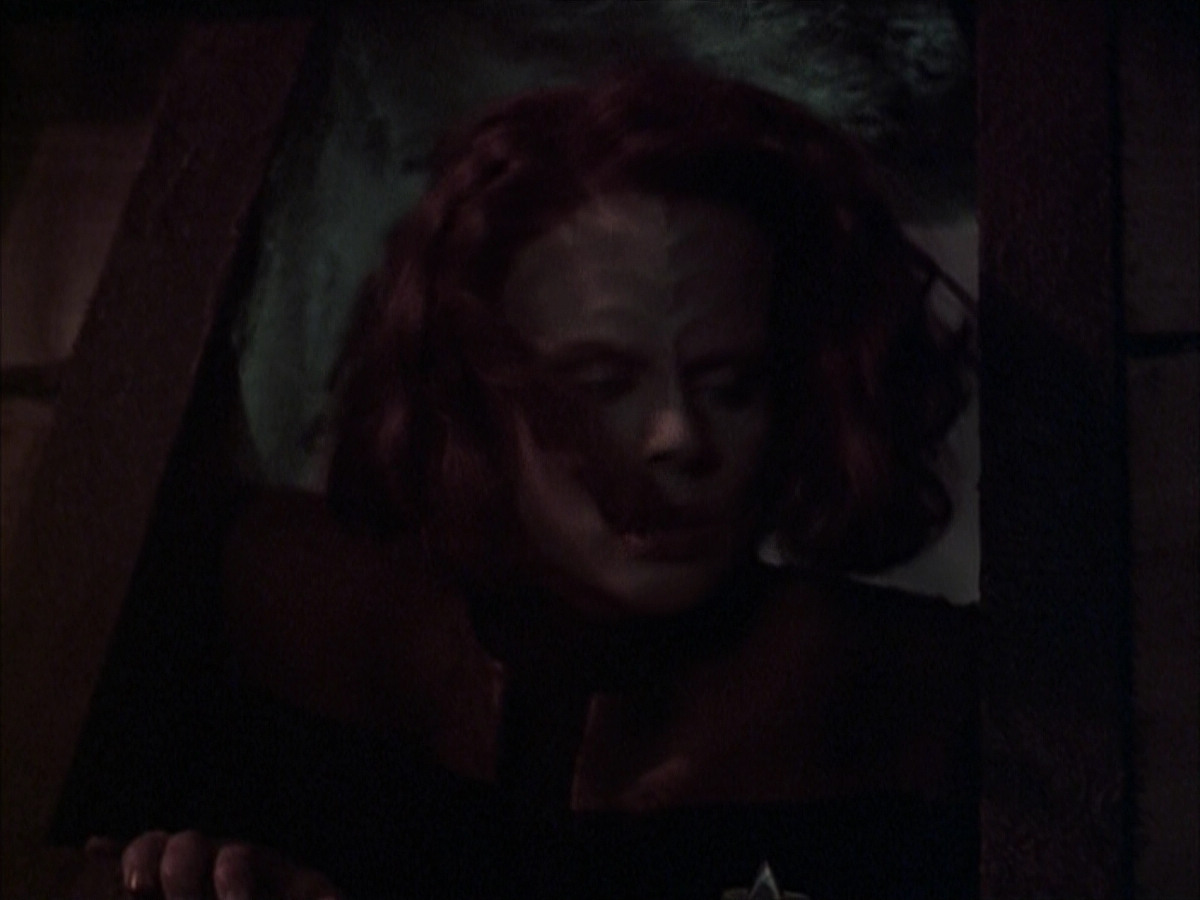 extant_StarTrek_VOY_6x03-BargeOfTheDead_01435.jpg