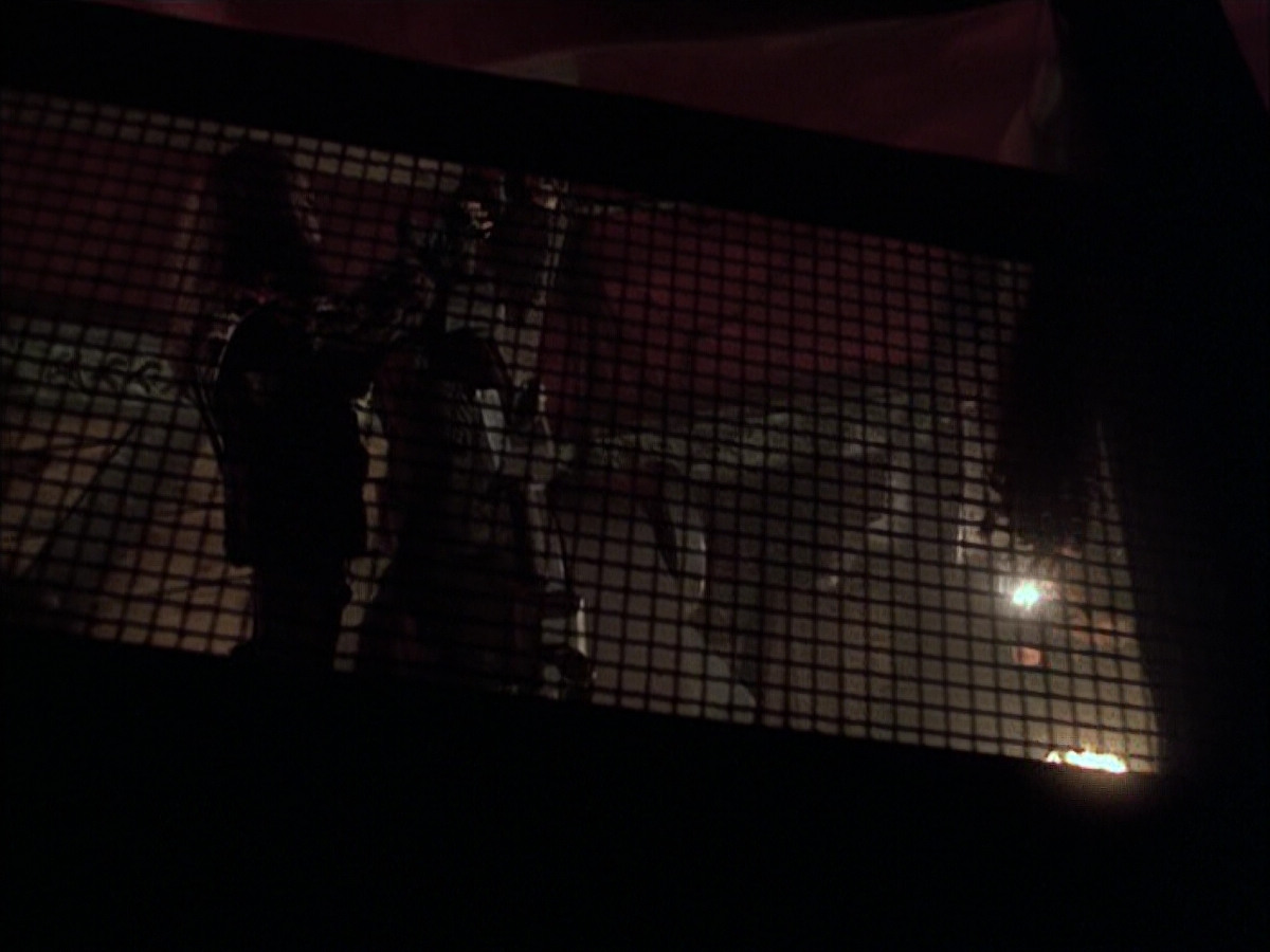 extant_StarTrek_VOY_6x03-BargeOfTheDead_01448.jpg
