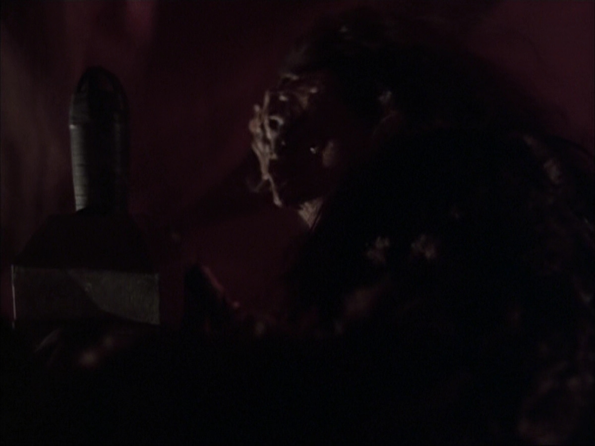 extant_StarTrek_VOY_6x03-BargeOfTheDead_01464.jpg