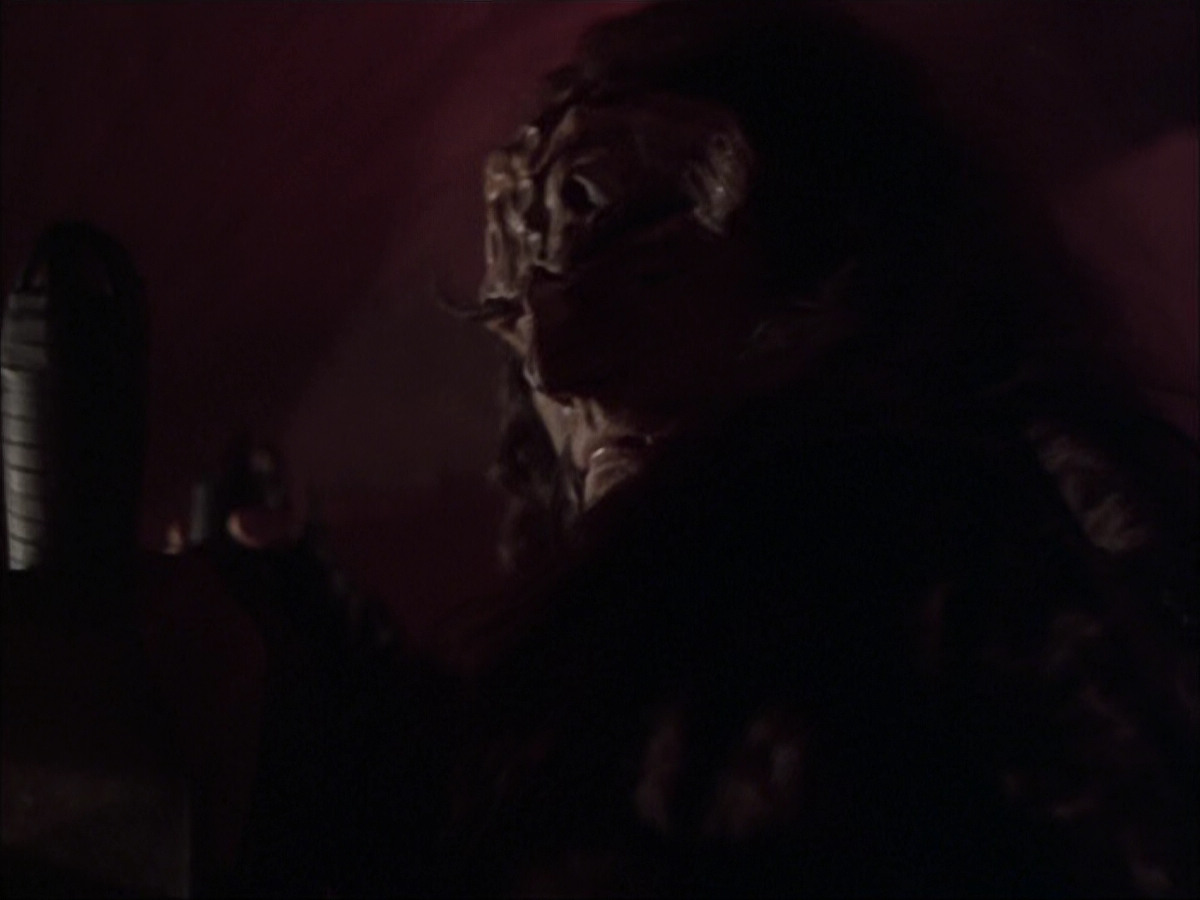 extant_StarTrek_VOY_6x03-BargeOfTheDead_01467.jpg