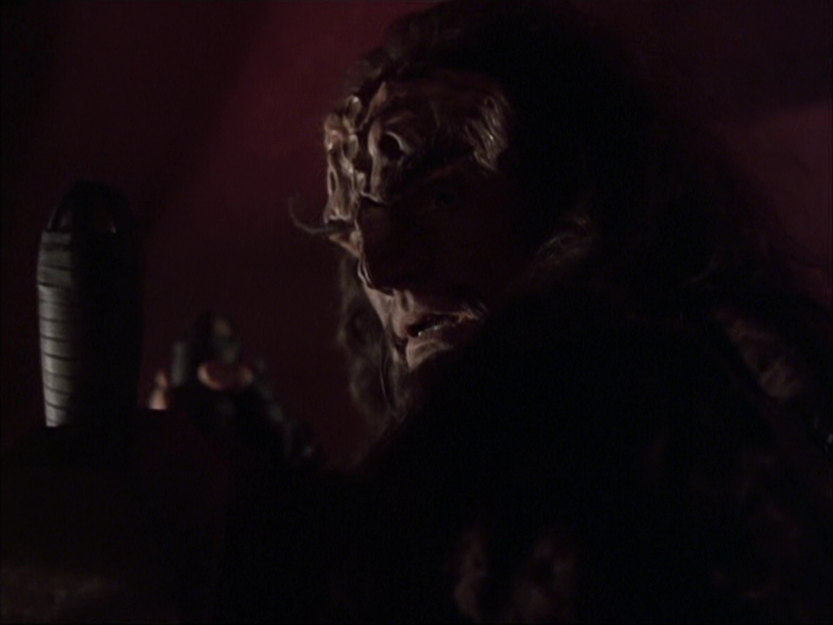 extant_StarTrek_VOY_6x03-BargeOfTheDead_01468.jpg