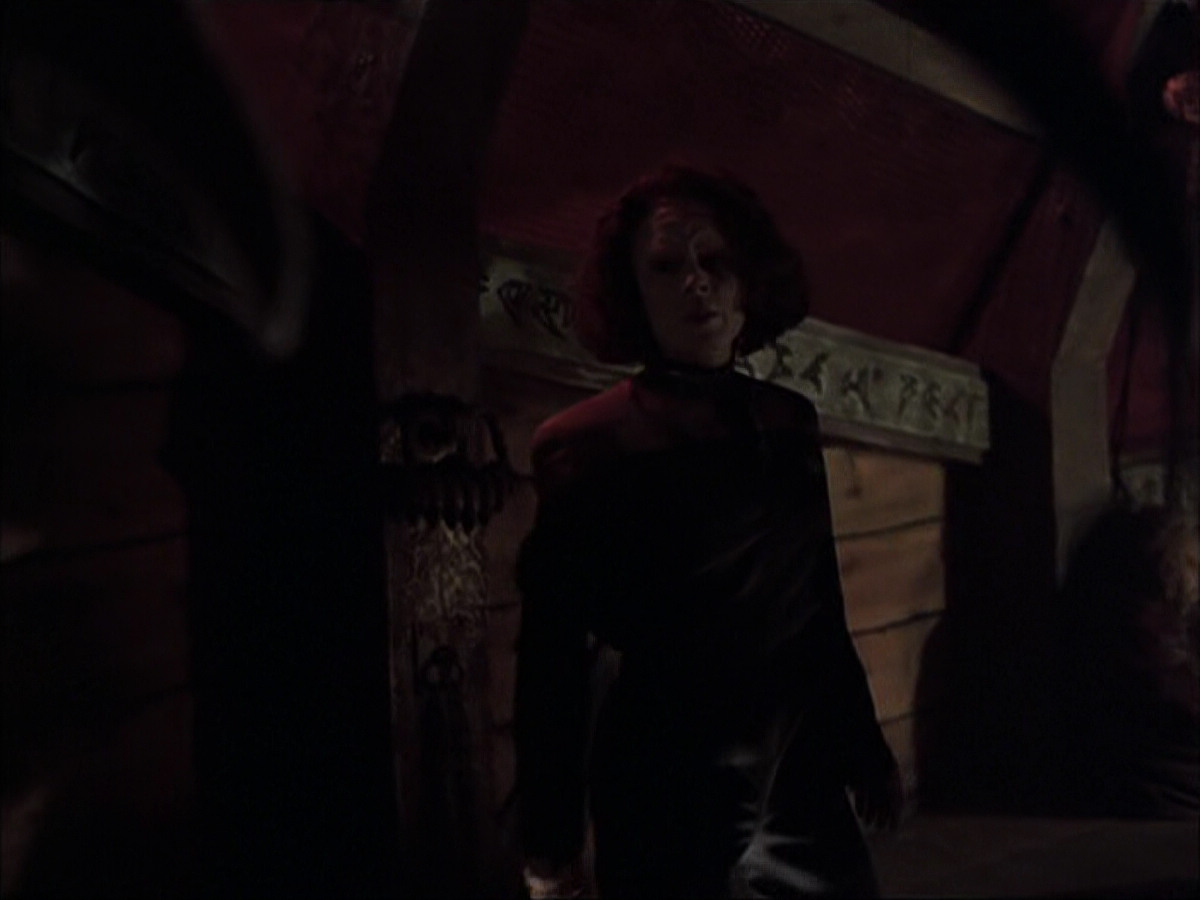 extant_StarTrek_VOY_6x03-BargeOfTheDead_01554.jpg