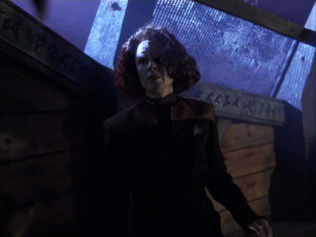 extant_StarTrek_VOY_6x03-BargeOfTheDead_01555.jpg
