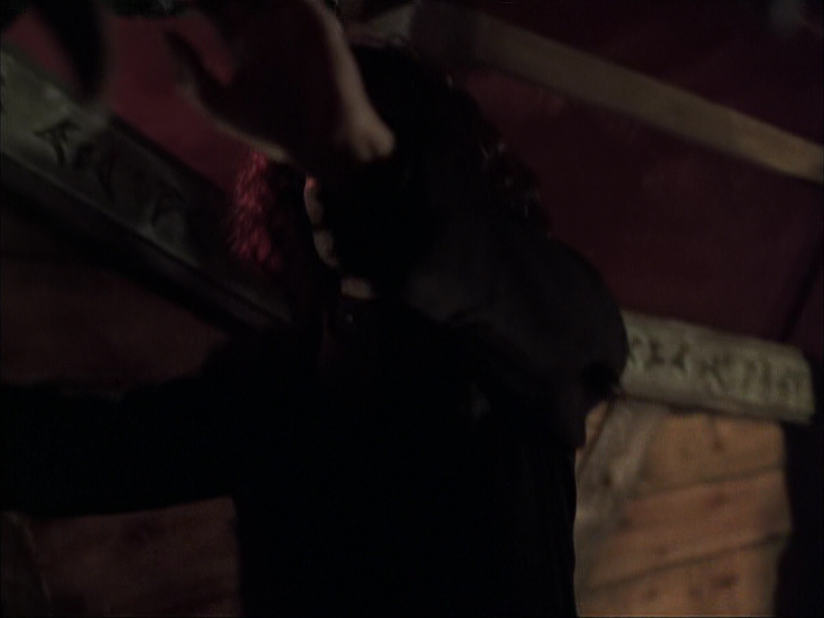 extant_StarTrek_VOY_6x03-BargeOfTheDead_01556.jpg