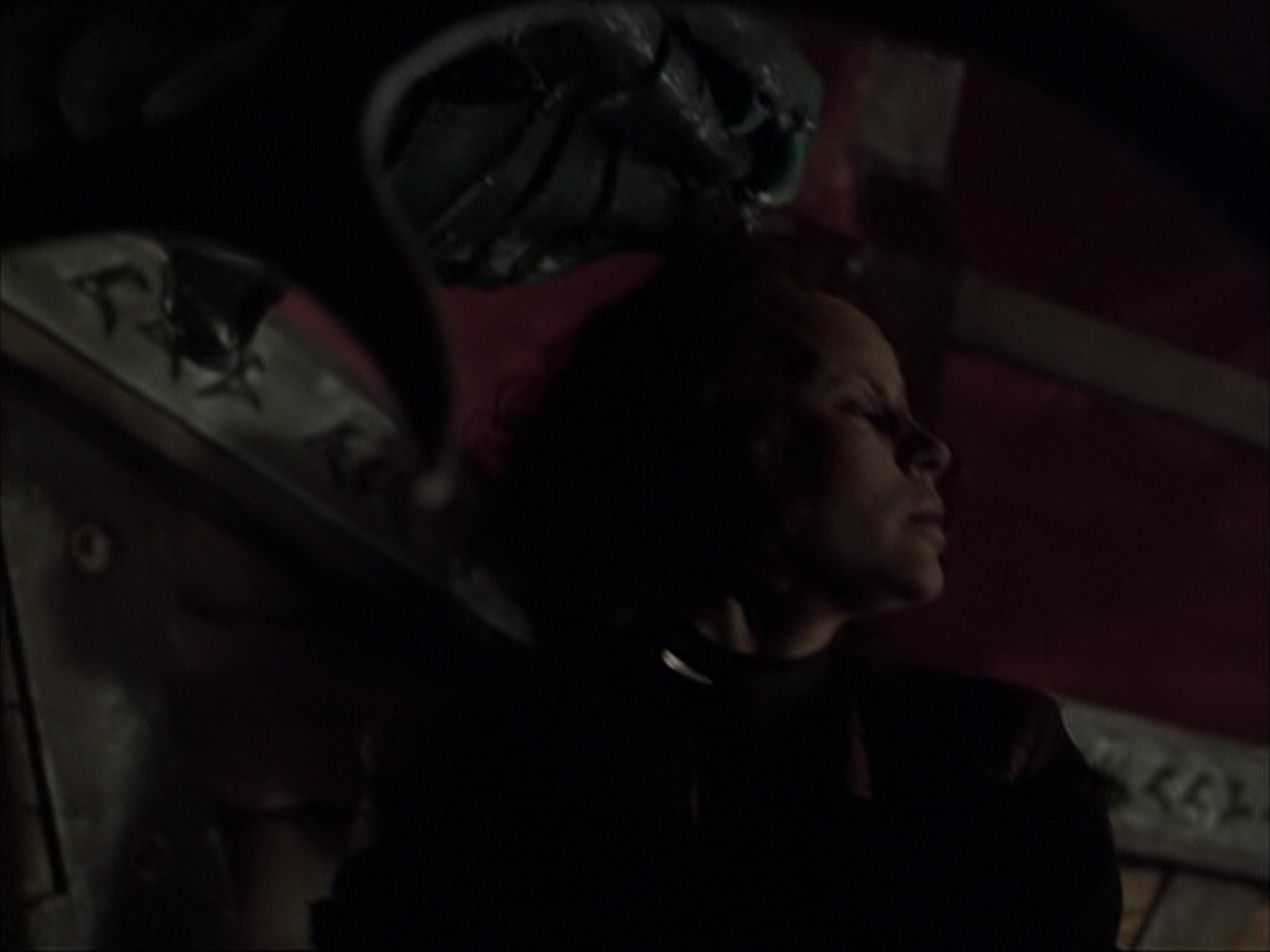 extant_StarTrek_VOY_6x03-BargeOfTheDead_01557.jpg