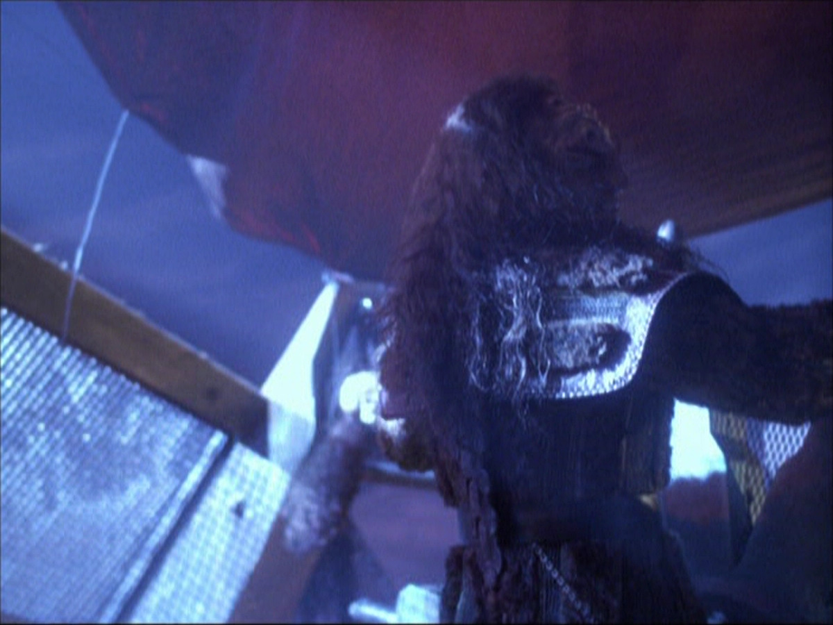 extant_StarTrek_VOY_6x03-BargeOfTheDead_01558.jpg
