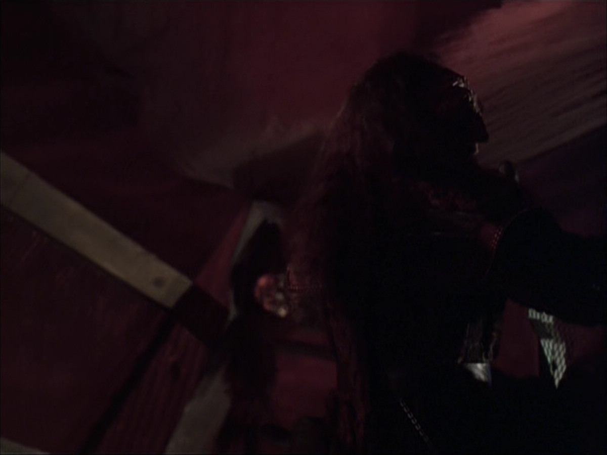 extant_StarTrek_VOY_6x03-BargeOfTheDead_01559.jpg