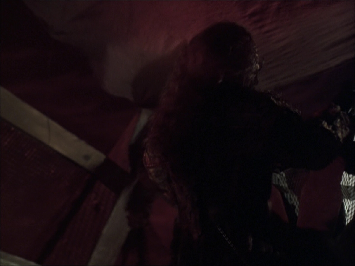 extant_StarTrek_VOY_6x03-BargeOfTheDead_01560.jpg