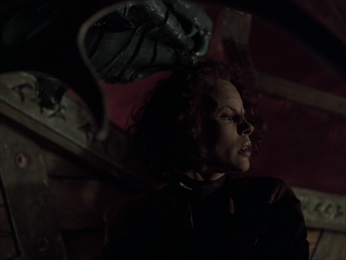 extant_StarTrek_VOY_6x03-BargeOfTheDead_01562.jpg