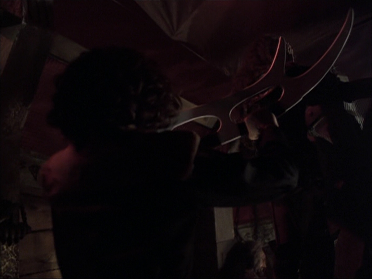 extant_StarTrek_VOY_6x03-BargeOfTheDead_01567.jpg
