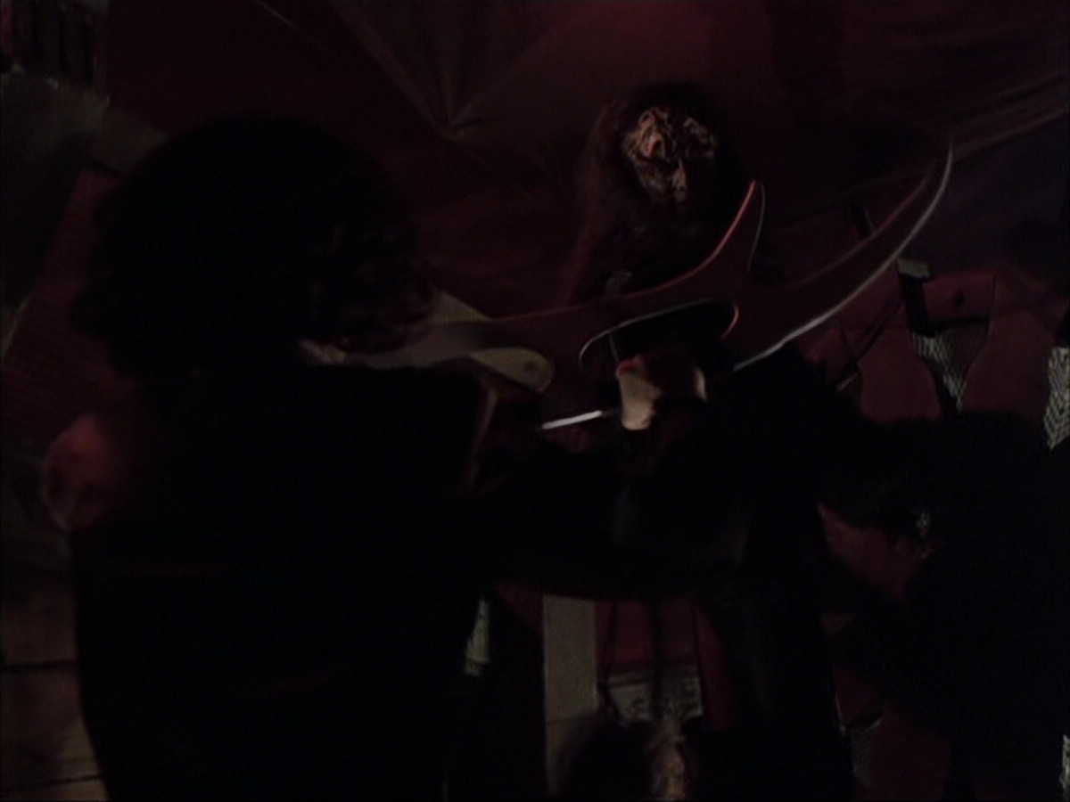 extant_StarTrek_VOY_6x03-BargeOfTheDead_01569.jpg