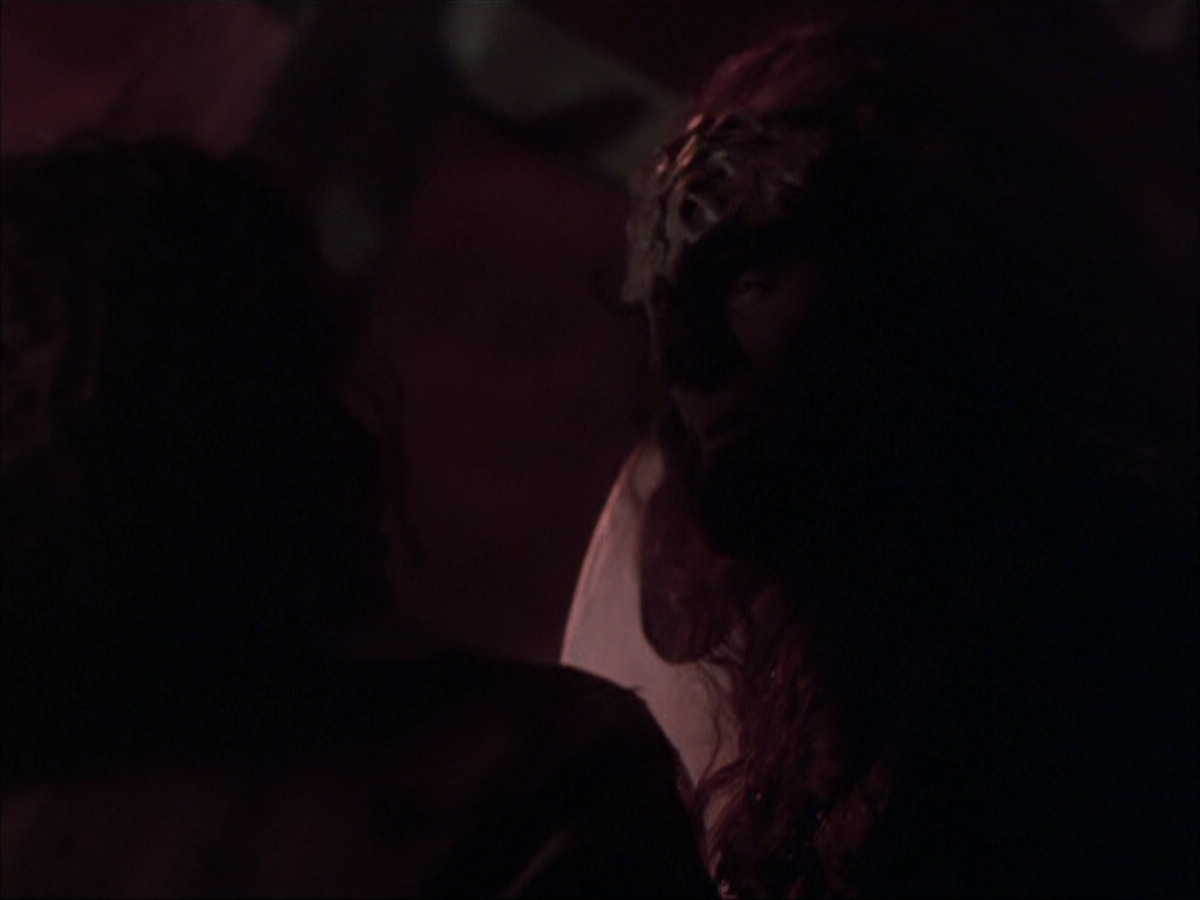 extant_StarTrek_VOY_6x03-BargeOfTheDead_01578.jpg