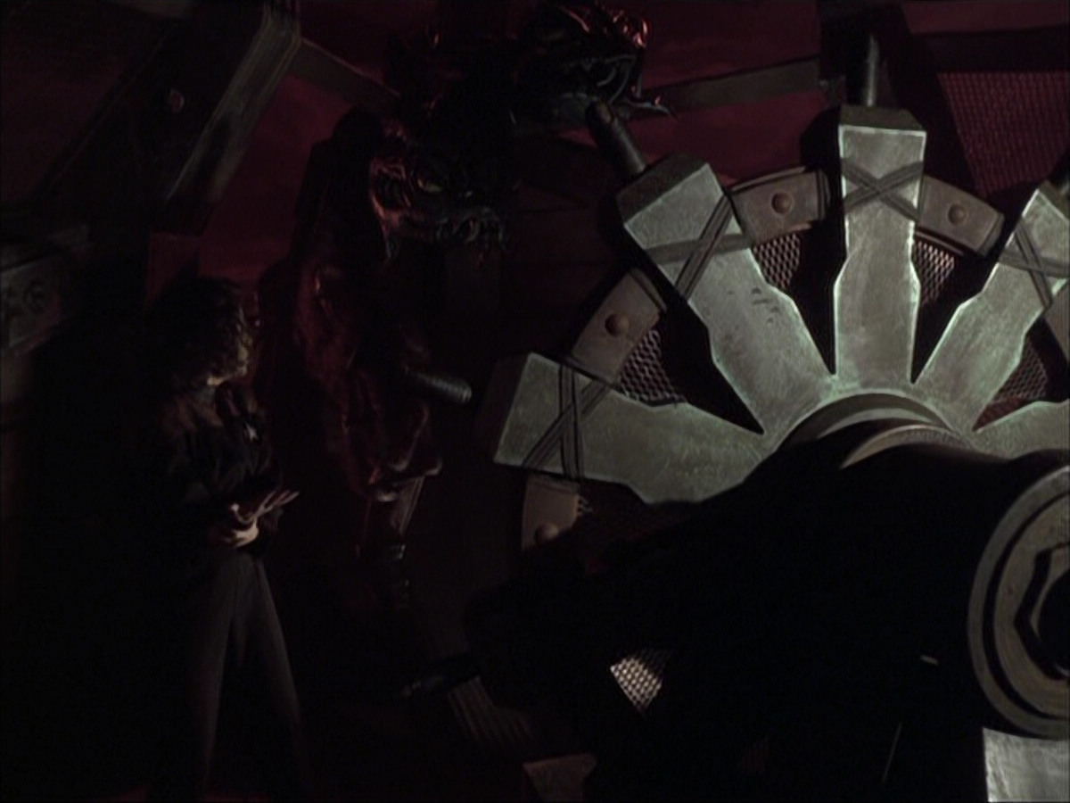 extant_StarTrek_VOY_6x03-BargeOfTheDead_01590.jpg