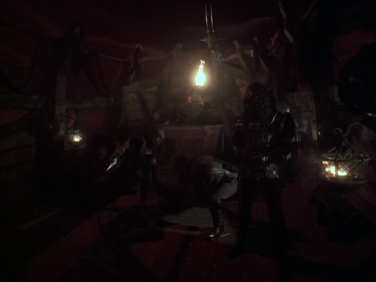 extant_StarTrek_VOY_6x03-BargeOfTheDead_01618.jpg