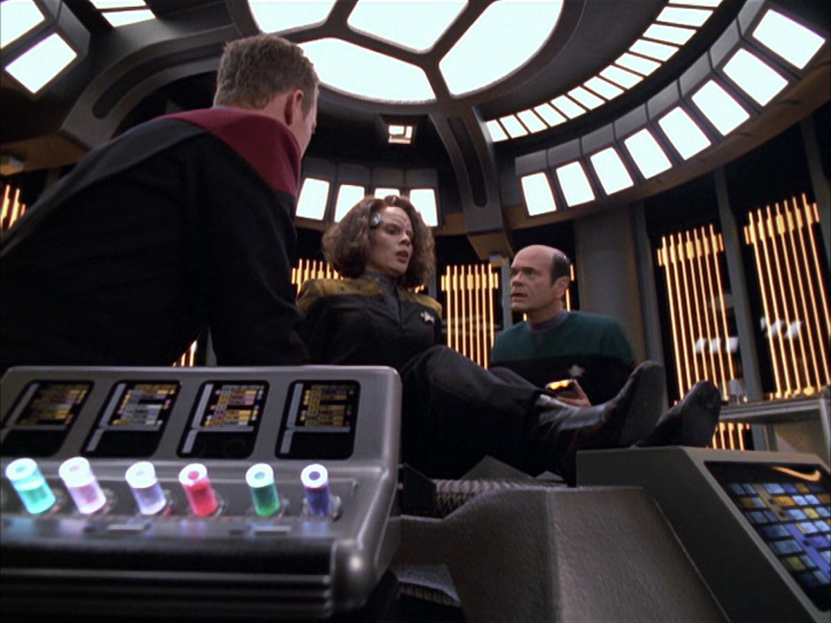 extant_StarTrek_VOY_6x03-BargeOfTheDead_01633.jpg