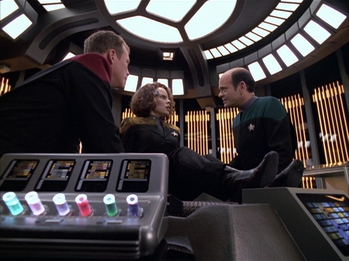 extant_StarTrek_VOY_6x03-BargeOfTheDead_01635.jpg
