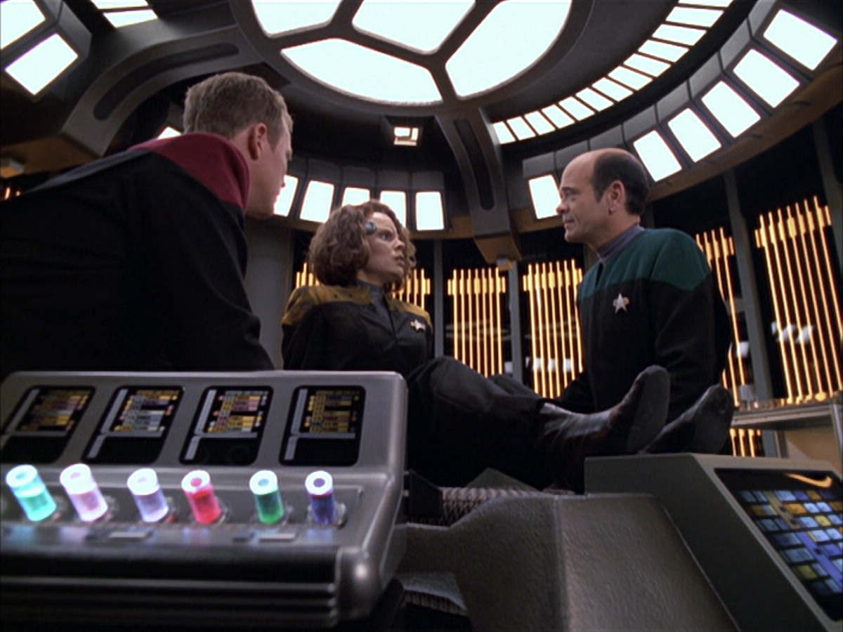 extant_StarTrek_VOY_6x03-BargeOfTheDead_01638.jpg