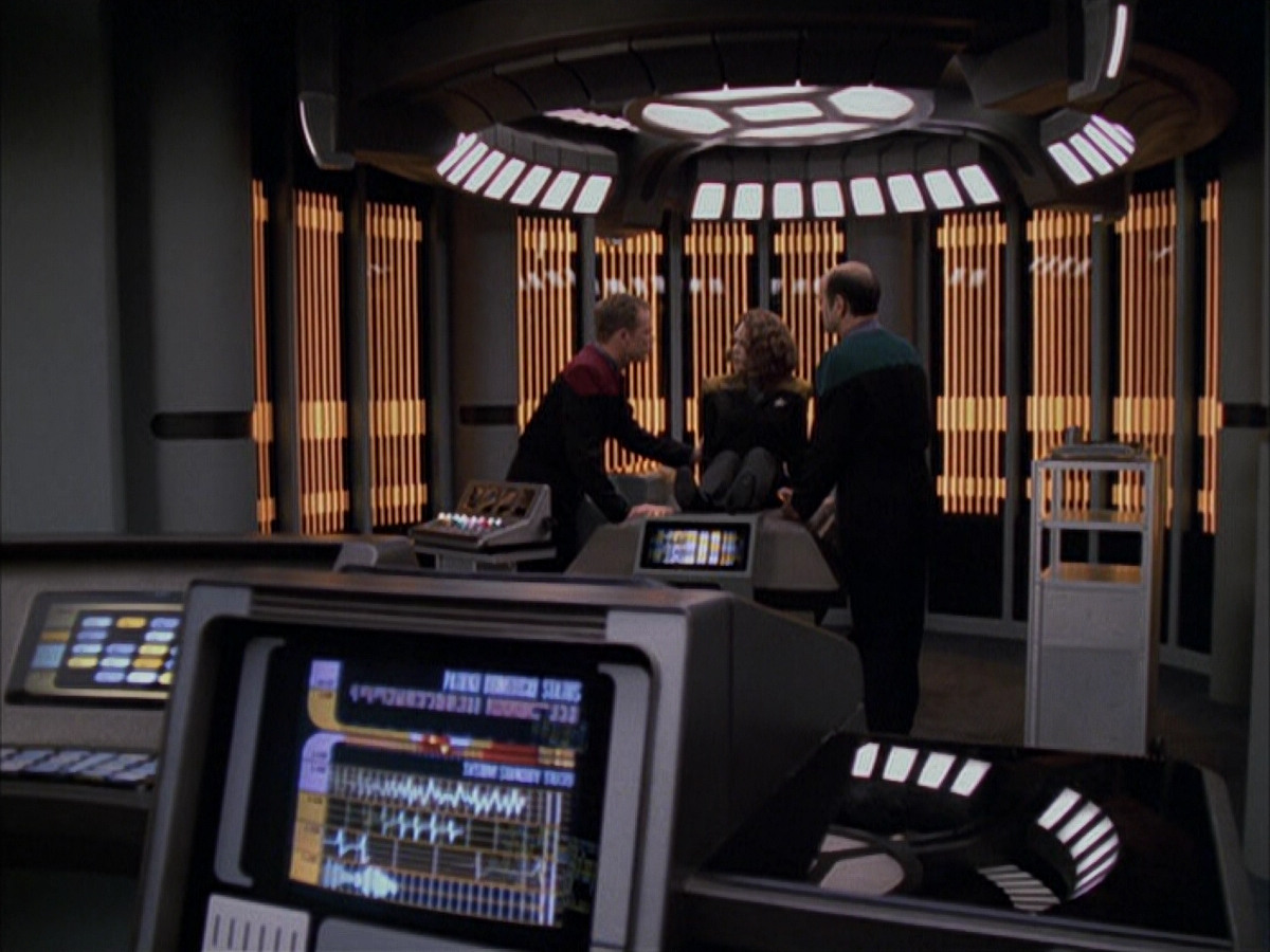 extant_StarTrek_VOY_6x03-BargeOfTheDead_01645.jpg