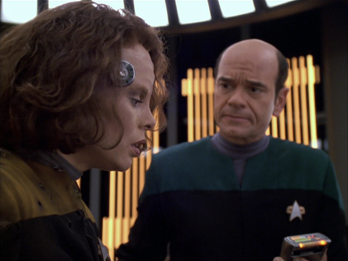 extant_StarTrek_VOY_6x03-BargeOfTheDead_01682.jpg