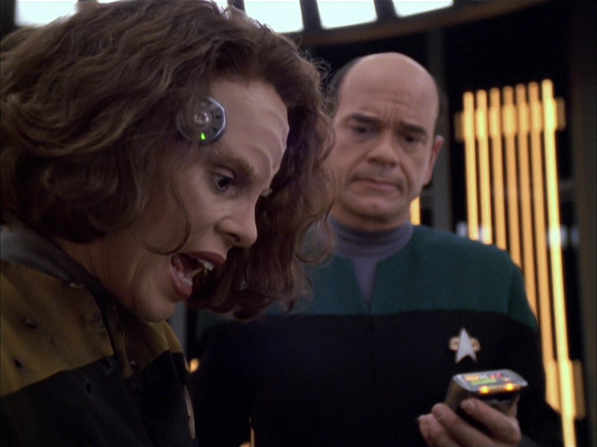 extant_StarTrek_VOY_6x03-BargeOfTheDead_01693.jpg