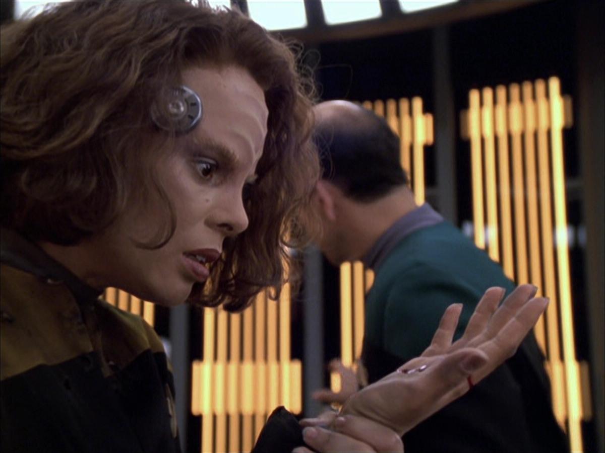 extant_StarTrek_VOY_6x03-BargeOfTheDead_01696.jpg