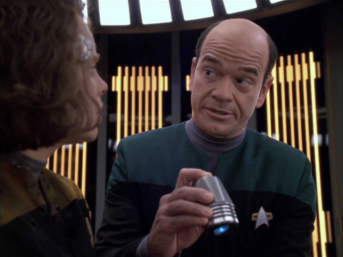 extant_StarTrek_VOY_6x03-BargeOfTheDead_01705.jpg