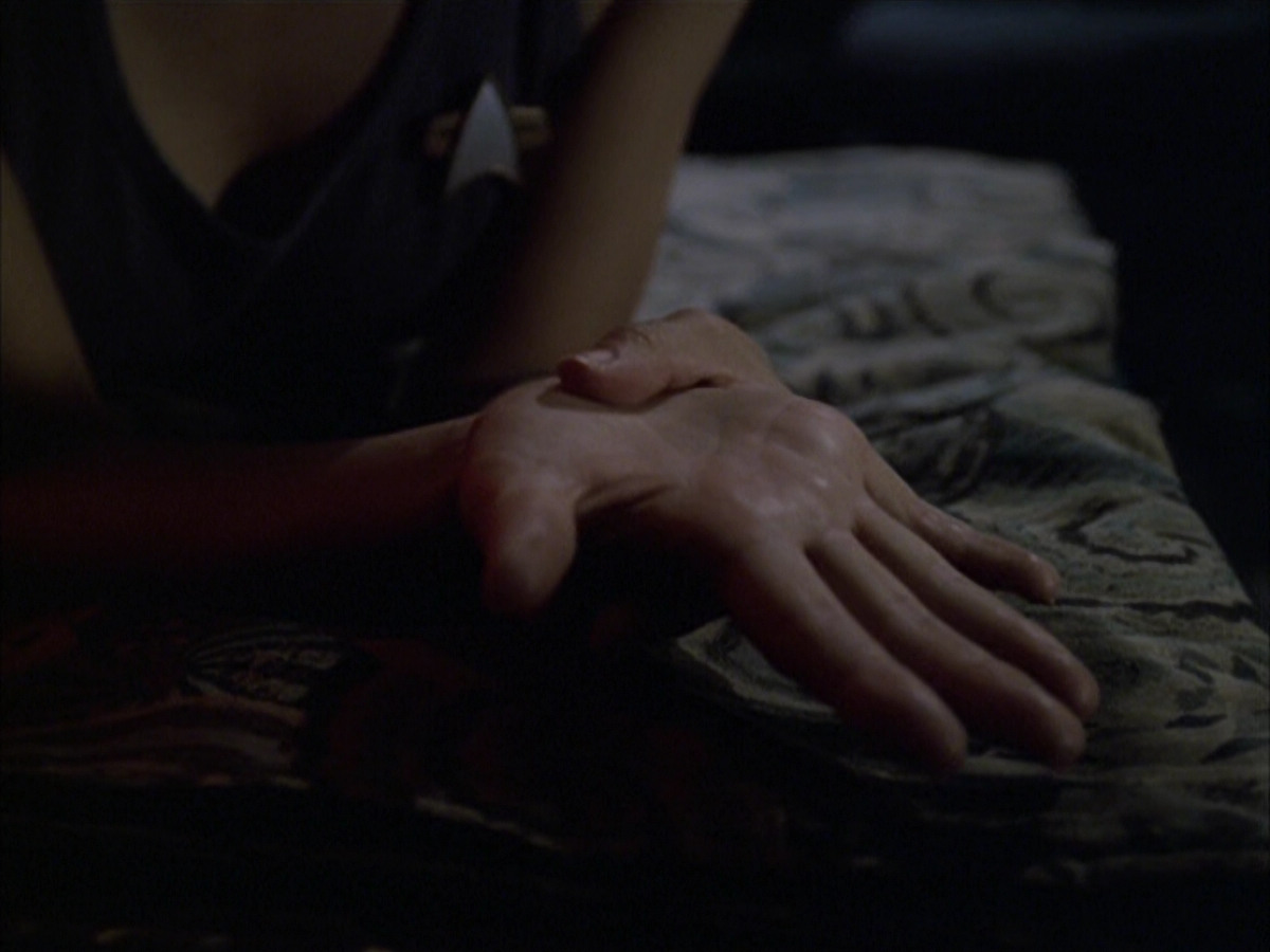 extant_StarTrek_VOY_6x03-BargeOfTheDead_01723.jpg