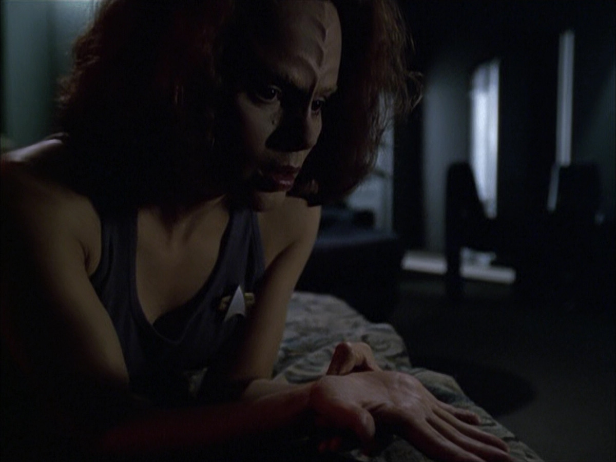 extant_StarTrek_VOY_6x03-BargeOfTheDead_01729.jpg