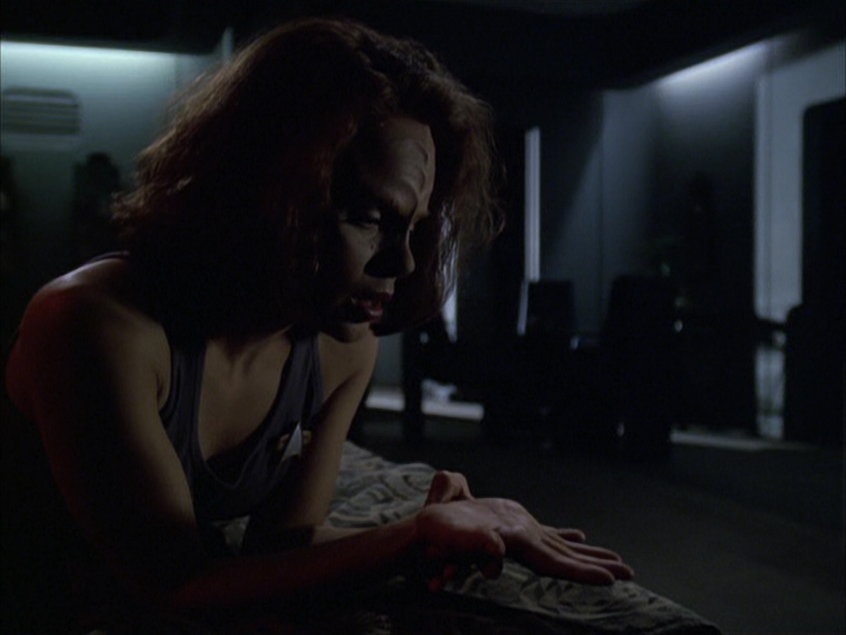 extant_StarTrek_VOY_6x03-BargeOfTheDead_01734.jpg