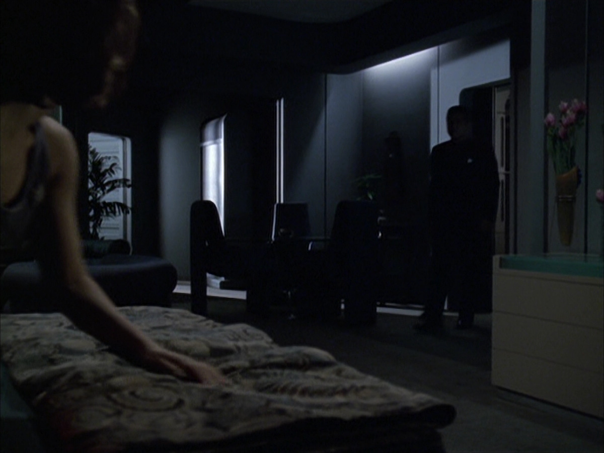 extant_StarTrek_VOY_6x03-BargeOfTheDead_01738.jpg
