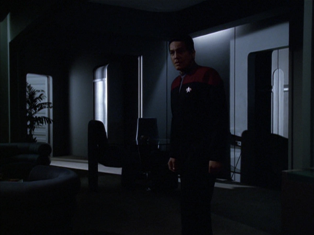 extant_StarTrek_VOY_6x03-BargeOfTheDead_01770.jpg
