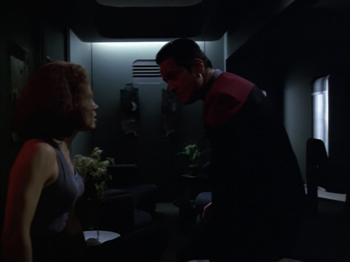 extant_StarTrek_VOY_6x03-BargeOfTheDead_01774.jpg